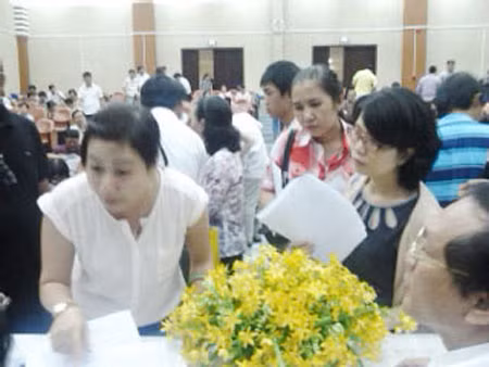 Khách hàng tìm hiểu nội dung trong bản thỏa thuận trước khi ký.