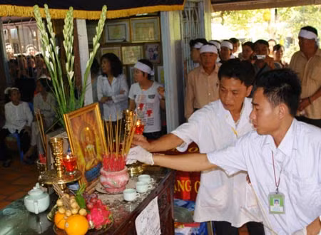 Các nhân viên, bác sĩ Trường ĐH Y Dược TP HCM thắp nén nhang thành kính trước bàn vong của cụ Mận trong ngày tang lễ.