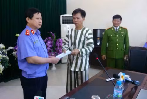Đại diện VKSND tối cao trao quyết định tạm đình chỉ thi hành án đối với phạm nhân Nguyễn Thanh Chấn sáng 4/11.