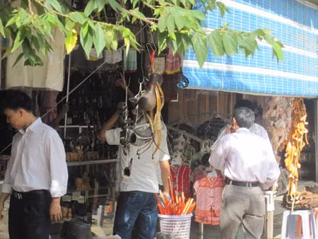 Các quầy hàng lưu niệm ở Buôn Đôn luôn tấp nập khách đến tìm hiểu và mua hàng độc.