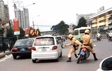 Nhiều vấn đề đặt ra từ vụ “Cảnh sát Giao thông bắn người vi phạm” ảnh 3