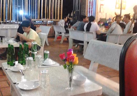 Mặc dù chưa có khách, nhưng "bông" luôn để sẵn trên bàn.