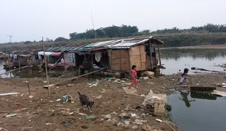 Xóm thuyền chài trên sông thuộc phường Phúc Xá, quận Ba Đình, một điểm đến của trẻ lang thang.