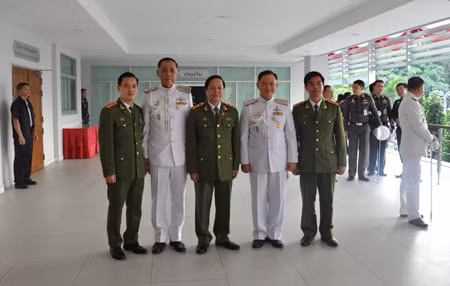 Tổng tư lệnh và Phó Tổng tư lệnh Cảnh sát Hoàng gia Thái Lan chụp ảnh kỷ niệm với Đoàn Việt Nam.