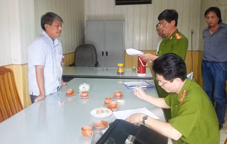 Cơ quan CSĐT công bố lệnh bắt tạm giam đối với ông Nguyễn Duy Xuyên.