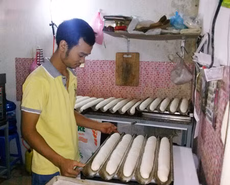 Hải đang làm bánh tại lò.