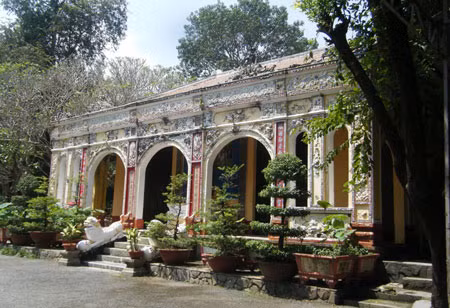 Mặt tiền ngôi chánh điện.