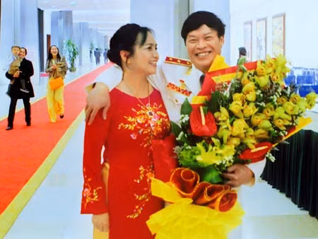 Chị Nguyễn Thị Lý và chồng - Trung tướng, Nhà văn Hữu Ước tại buổi lễ ra mắt kênh truyền hình CAND (ANTV) ngày 11/12/2011.