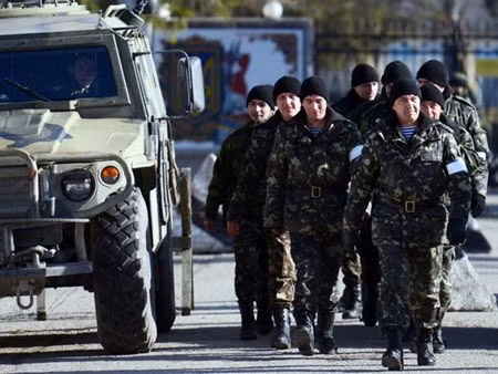 Binh lính Ukraina được lệnh rút khỏi Crimea, ngày 24/3.