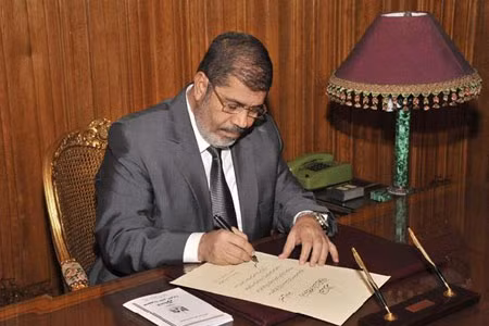 Tổng thống Ai Cập Mohamed Morsi ký lệnh ban hành hiến pháp mới.