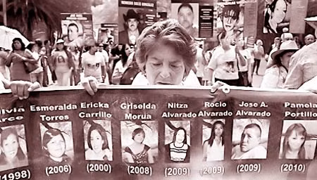 Một phụ nữ giương áp phích có hình những người mất tích trong cuộc biểu tình tại Mexico City tháng 5/2012.