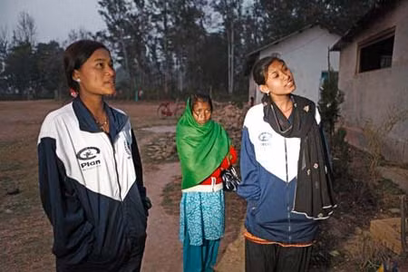 Những trẻ em bị bán làm nô lệ ở Nepal ảnh 2