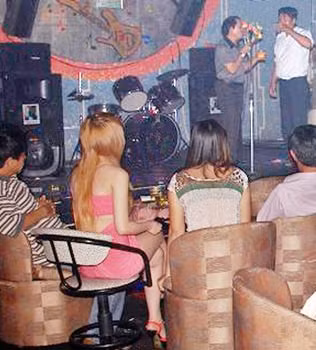 Hát với nhau và những cô nàng “phát hỏa”: Ẩn chứa nhiều hệ lụy ảnh 1
