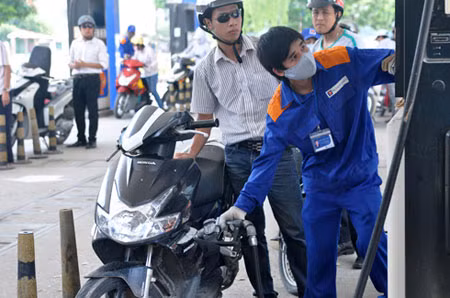 Giá xăng tăng lần thứ 5 kể từ đầu năm. Ảnh: VNE.