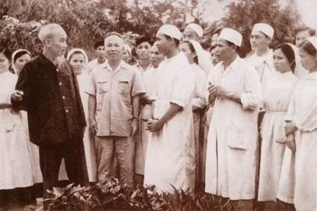 Thăm bệnh xá Vân Đình, tỉnh Hà Tây, Người căn dặn cán bộ bệnh xá thực hiện “Lương y như từ mẫu” (20/4/1963).