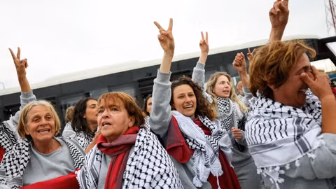 Israel trục xuất hàng trăm nhà hoạt động quốc tế tham gia đoàn tàu cứu trợ Gaza