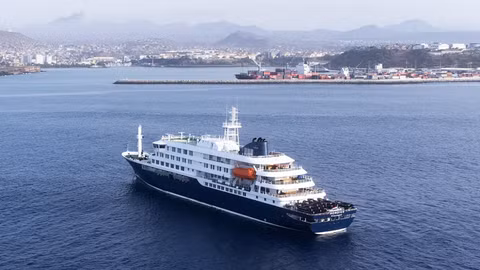Tàu du lịch MV Hondius cập cảng Rotterdam để khử trùng sau đợt bùng phát virus Hanta