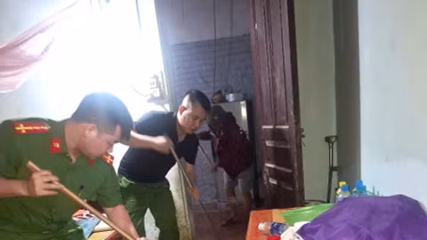  Công an tỉnh Phú Thọ giúp dân khắc phục hậu quả sạt lở