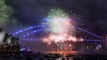 Pháo hoa rực sáng bầu trời New Zealand đón năm mới 2023