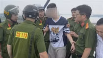 Cảnh sát phản ứng nhanh ngăn cản kịp thời nam thanh niên lên cầu tự tử