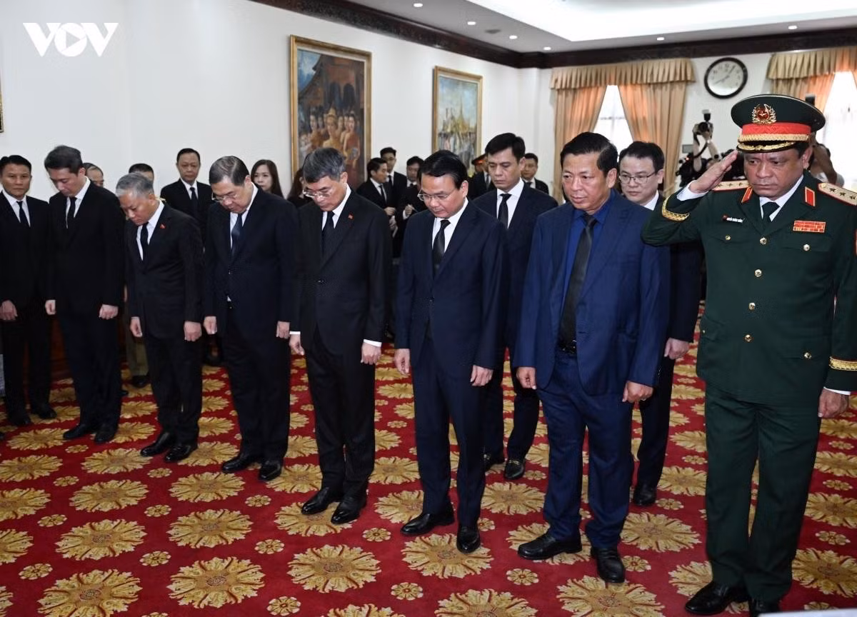 Thủ tướng Lê Minh Hưng viếng Chủ tịch Quốc hội Lào Saysomphone Phomvihane. Trong không khí trang nghiêm và xúc động, Thủ tướng Lê Minh Hưng và các thành viên trong đoàn đã dành một phút mặc niệm, tưởng nhớ đồng chí Saysomphone Phomvihane.