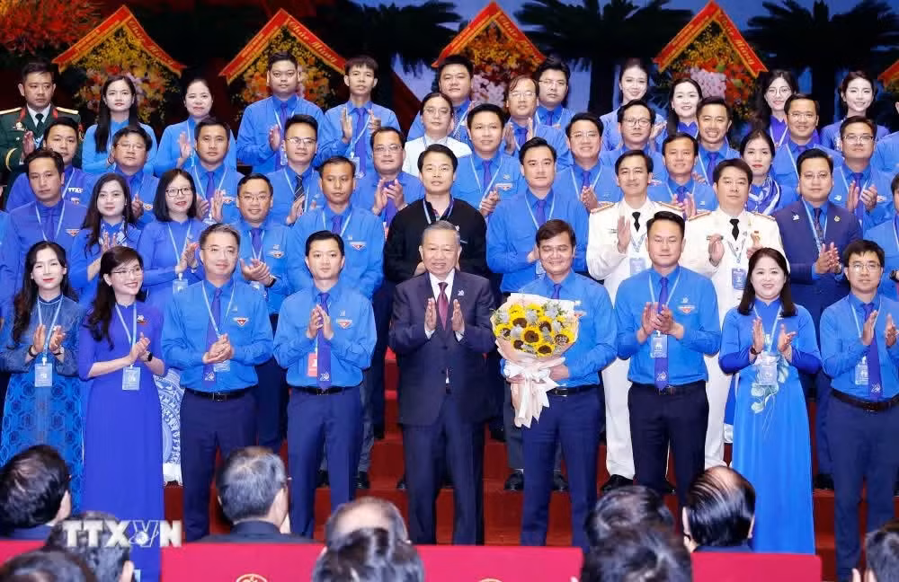 Tổng Bí thư, Chủ tịch nước Tô Lâm chúc mừng Ban chấp hành Đoàn Thanh niên Cộng sản Hồ Chí Minh lần thứ XIII, nhiệm kỳ 2026-2031. (Ảnh: Thống Nhất/TTXVN)