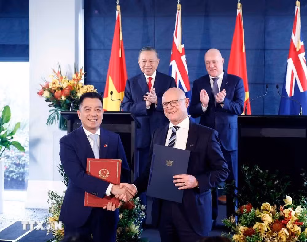 Tổng Bí thư, Chủ tịch nước Tô Lâm và Thủ tướng New Zealand Christopher Luxon chứng kiến trao văn kiện hợp tác giữa hai nước. (Ảnh: Thống Nhất/TTXVN)