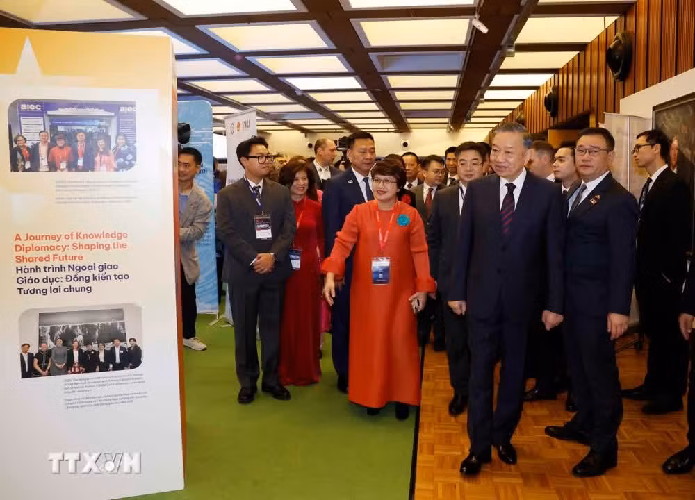 Tổng Bí thư, Chủ tịch nước Tô Lâm tham quan khu vực triển lãm, trưng bày thành tựu hợp tác khoa học công nghệ, đổi mới sáng tạo, đầu tư và giáo dục giữa Việt Nam-Australia. (Ảnh: Thống Nhất/TTXVN)