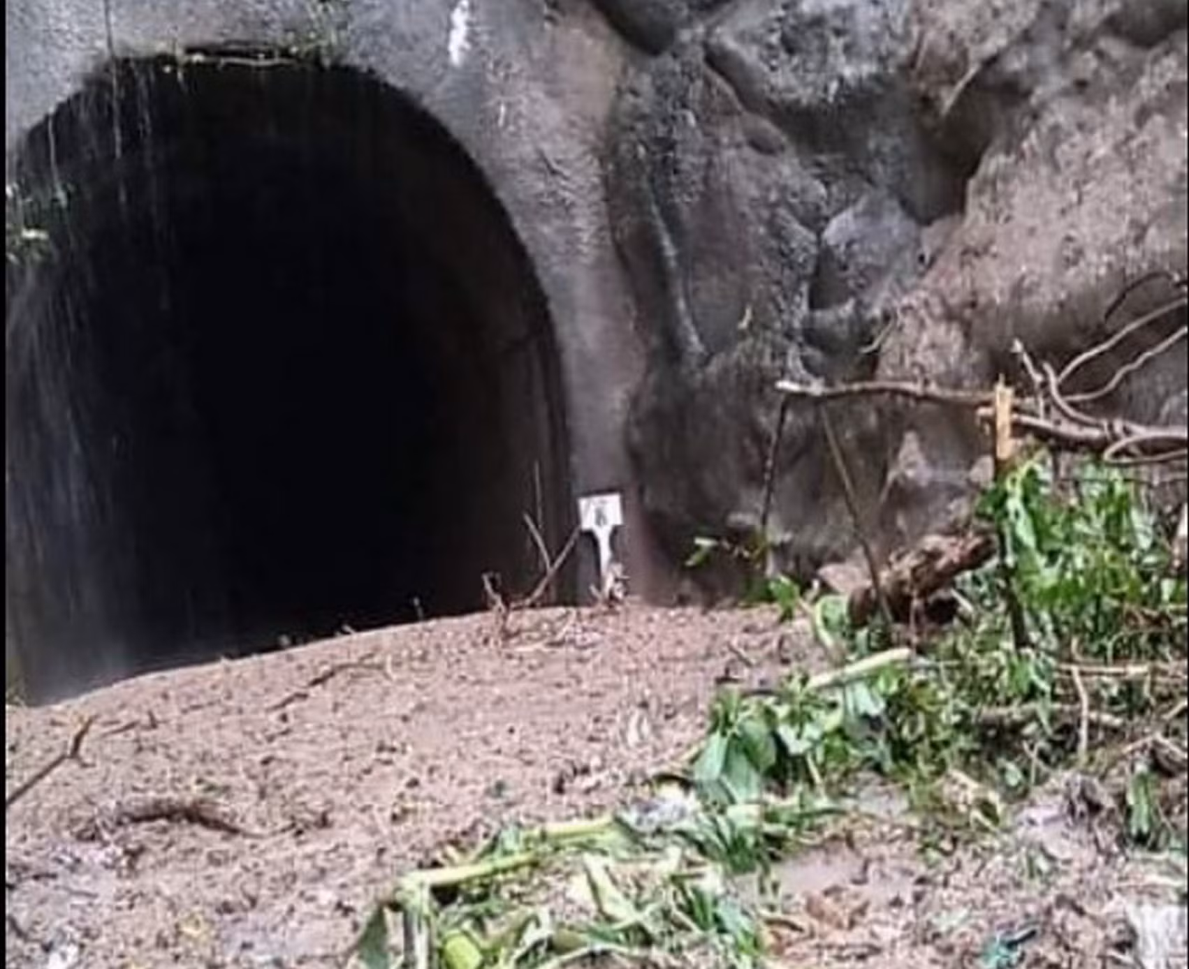 Thông tuyến hầm đường sắt qua đèo Cả sau nhiều giờ ách tắc -0