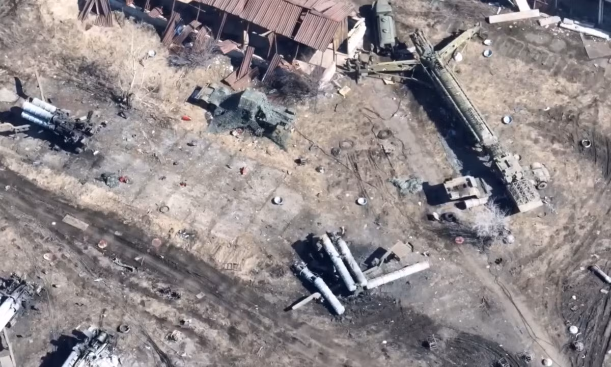 Nga công bố hình ảnh trận địa S-300 lớn của Ukraine bị phá hủy -0