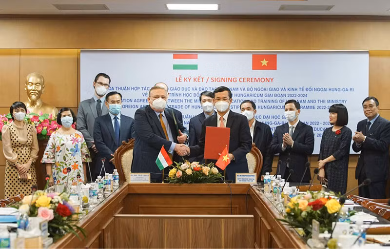 Việt Nam-Hungary ký kết thoả thuận về chương trình học bổng giai đoạn 2022-2024 -0
