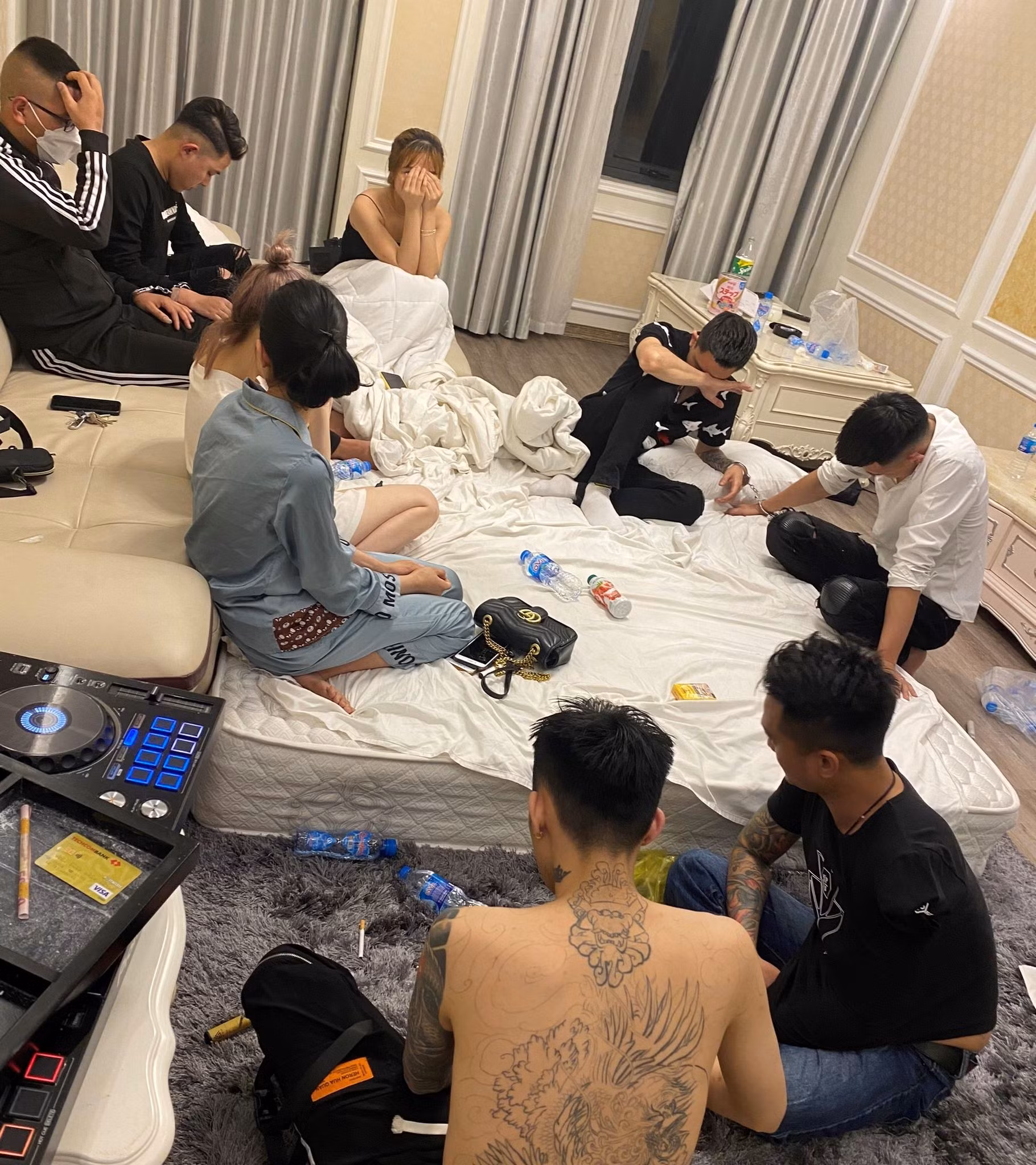Chú rể và đám bạn 