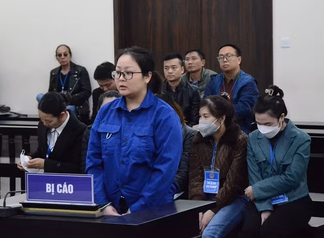 Dùng nhiều giấy tờ giả chiếm đoạt tiền, cựu nhân viên ngân hàng lĩnh 15 năm tù -0