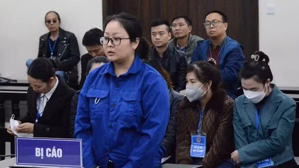 Dùng nhiều giấy tờ giả chiếm đoạt tiền, cựu nhân viên ngân hàng lĩnh 15 năm tù