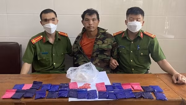 Khống chế đối tượng buôn ma túy kiêm "múa dao"