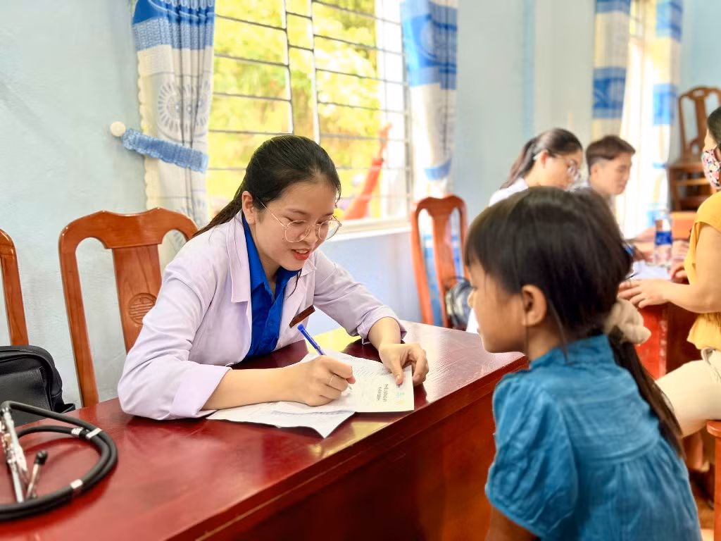Các y bác sĩ Bệnh viện 199 – Bộ Công an đem 