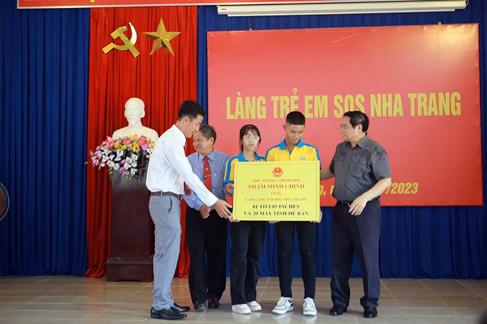 Thủ tướng Chính phủ dự lễ đón nhận trẻ mồ côi do COVID-19 của Trường Hy Vọng -0
