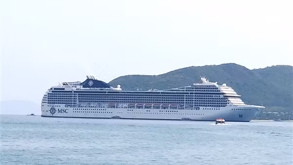 Hơn 1.000 du khách trên tàu biển du lịch quốc tế MSC Poesia tham quan Nha Trang