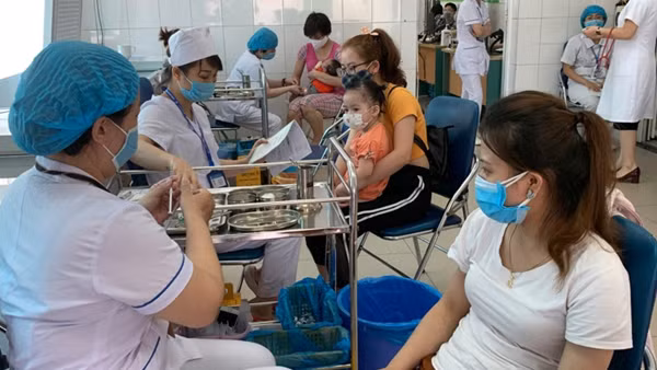 Vì sao các cơ sở y tế công thiếu vaccine dịch vụ?