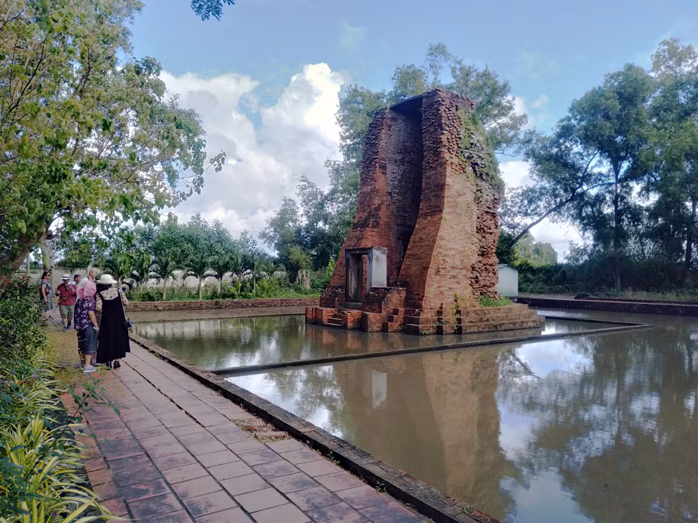 Thăm tháp cổ Vĩnh Hưng -0