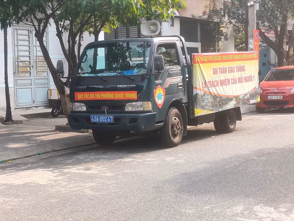 Xe biển xanh bị phạt 2.5 triệu đồng vì quá hạn đăng kiểm vẫn làm đảm bảo trật tự đô thị -0