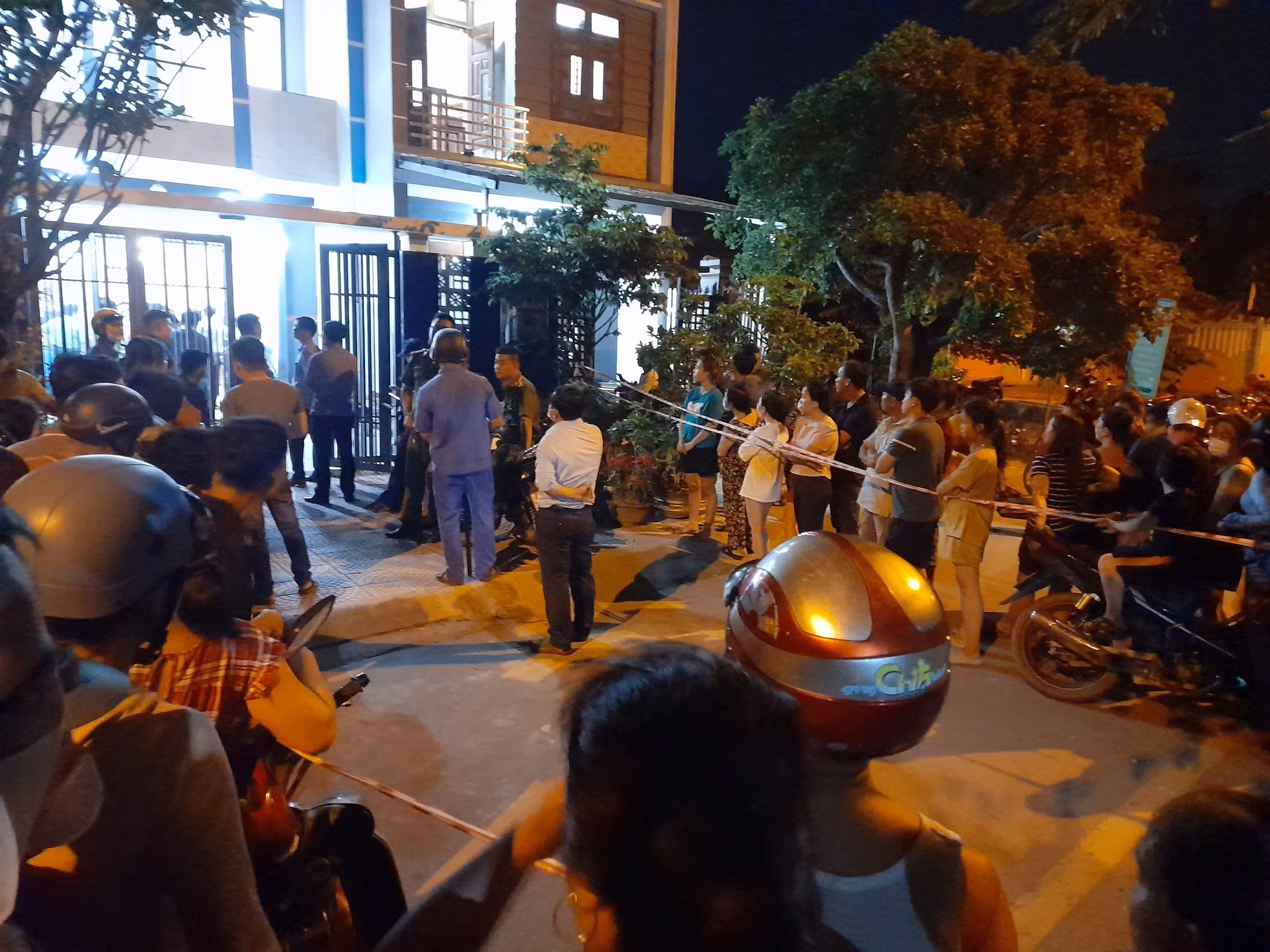 Hai bé gái sinh đôi tử vong trong nhà nghi bị ép uống thuốc độc -1