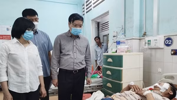 Thăm hỏi các nạn nhân trong vụ xe khách lao vào nhà dân