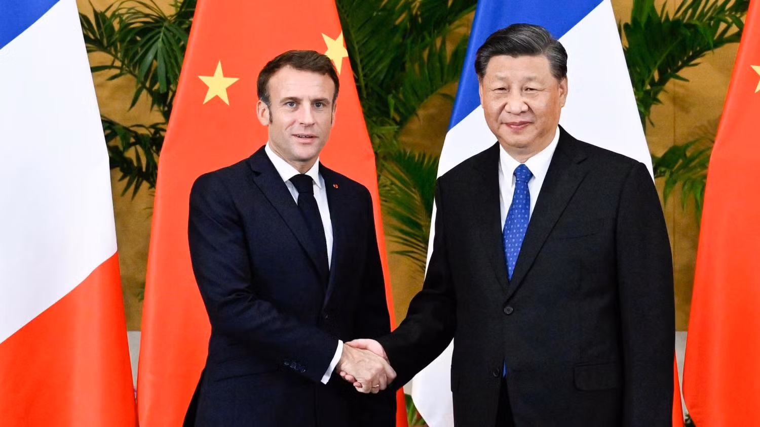 macron va tap can binh.jpg -0
