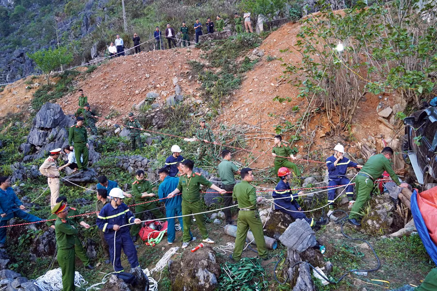 Thanh niên bị ô tô va xuống hố sâu đã qua cơn nguy kịch -0
