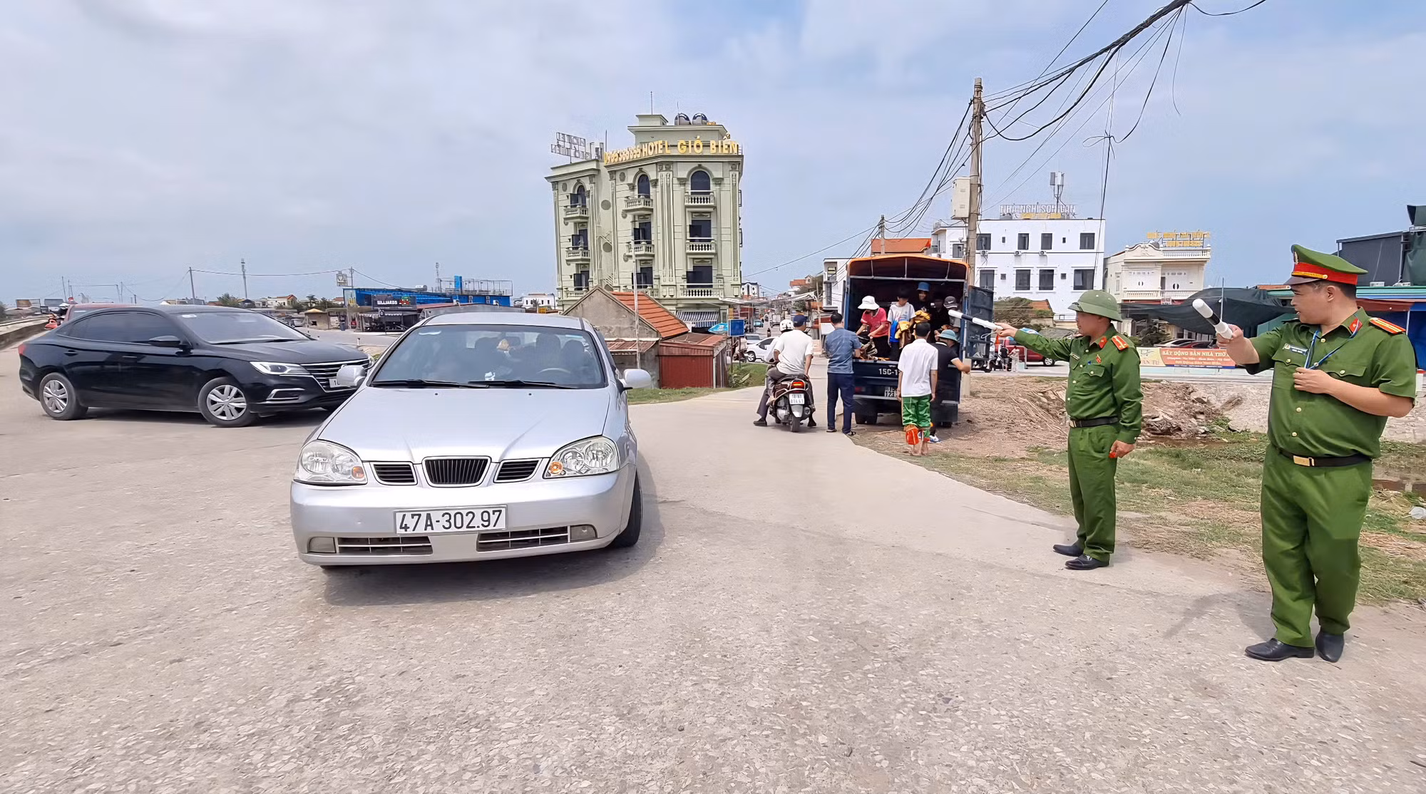 Hàng nghìn khách kéo về nhà thờ đổ trong sáng 30/4 - 0