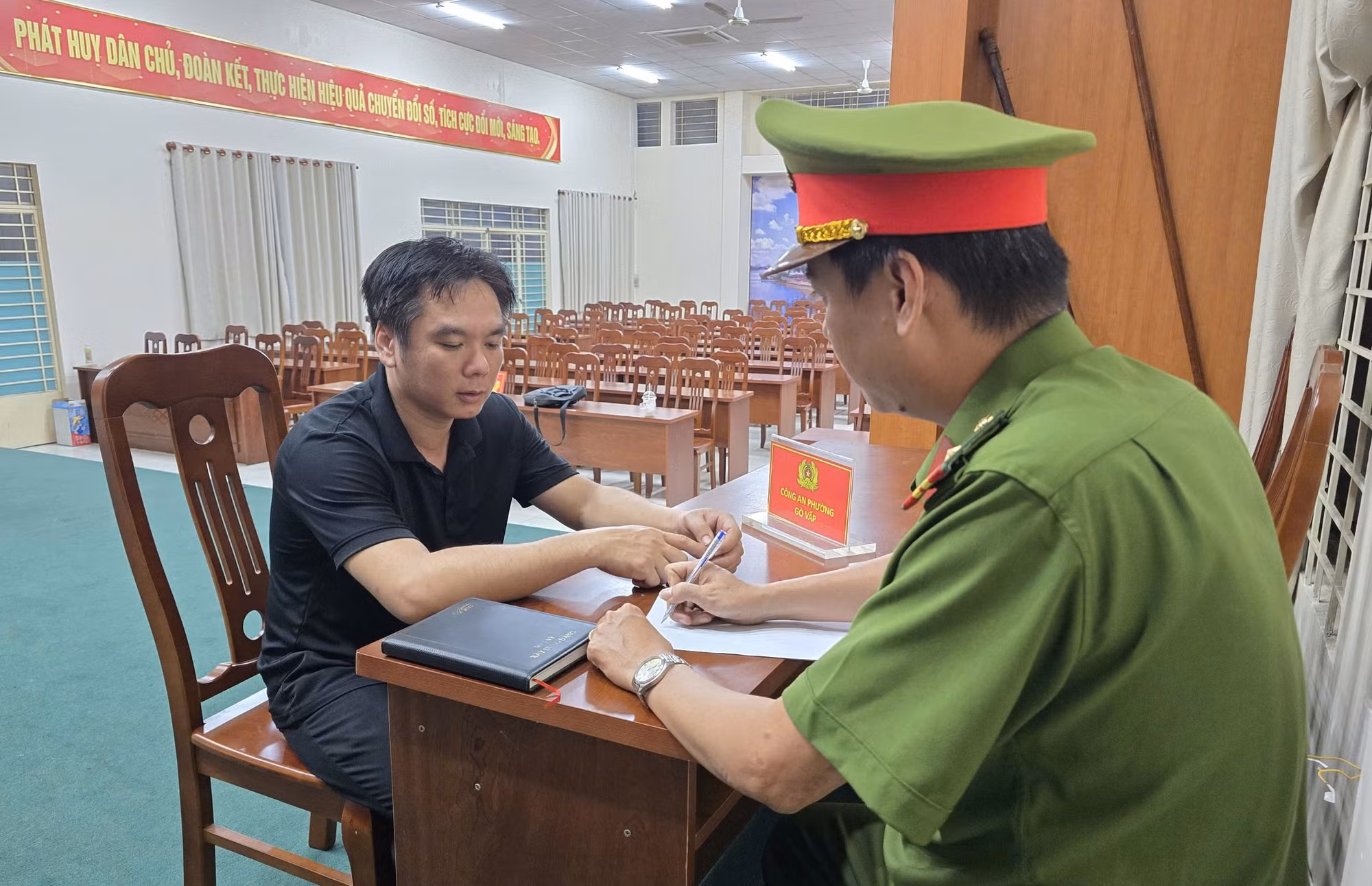 Bắt giữ đối tượng có 2 tiền án, cướp giật điện thoại iPhone rồi… hối hận nhờ người trả lại -1