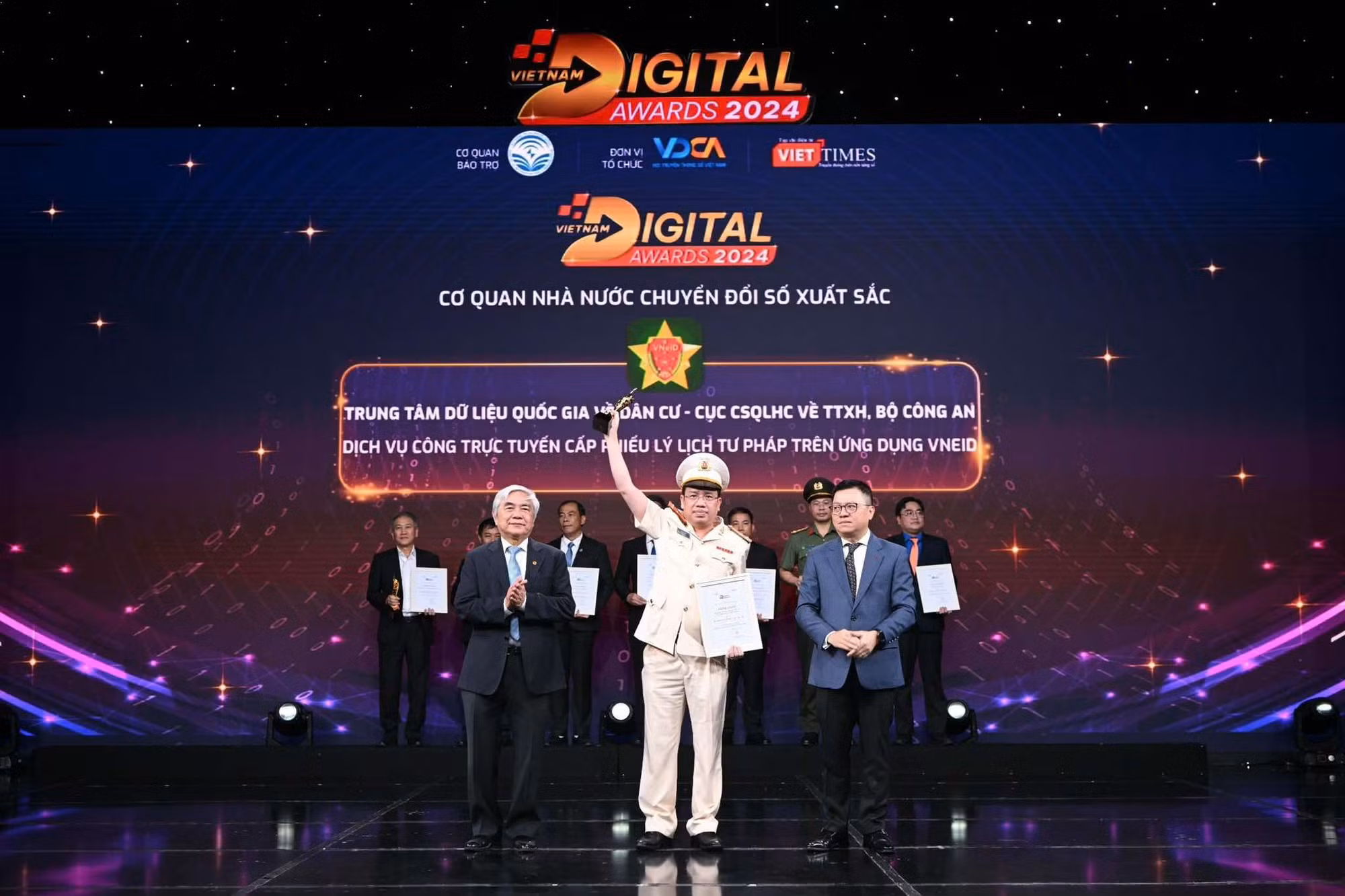Hai đơn vị thuộc Bộ Công an được vinh danh tại Lễ trao Giải thưởng Chuyển đổi số Việt Nam 2024 -1
