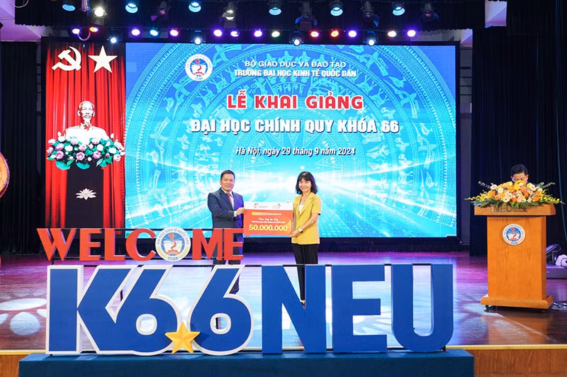 Trao học bổng ROX Share cho sinh viên có hoàn cảnh khó khăn -0