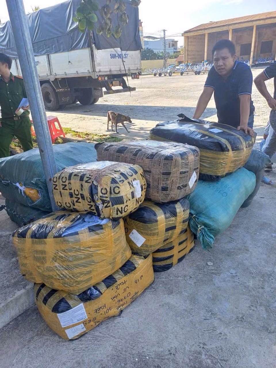 CSGT Đà Nẵng chặn bắt xe tải vận chuyển hàng lậu -1